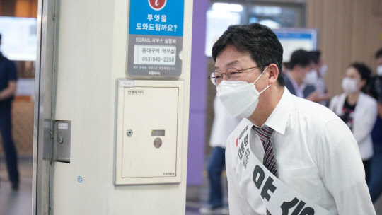 20일 국민의힘 대권주자인 유승민 전 의원이 동대구역에서 귀성객 등에게 인사를 하고 있다. 유승민 캠프 제공=연합뉴스.